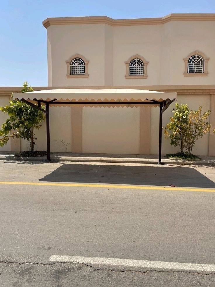 تساعد مظلات السيارات على حماية المركبات من أشعة الشمس والعوامل الجوية، كما يمكن أن تضيف مظهرًا مرتبًا إلى مواقف المنازل والفلل والمنشآت…